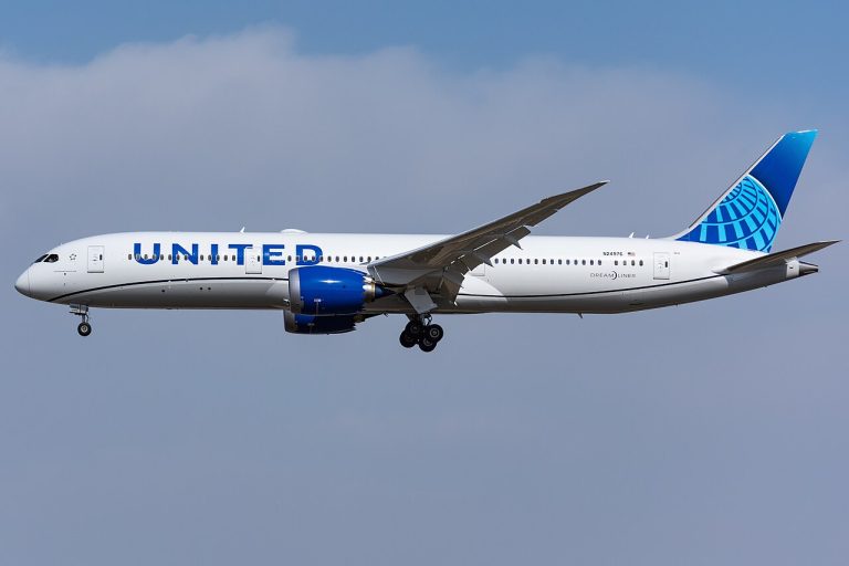 Former United Airlines employee sues for religious discrimination over COVID shot 